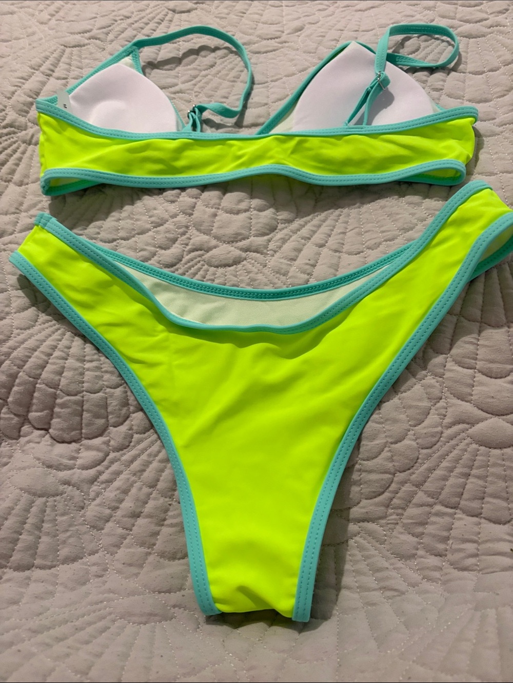 Beautiful bikini - Picture 2 of 2